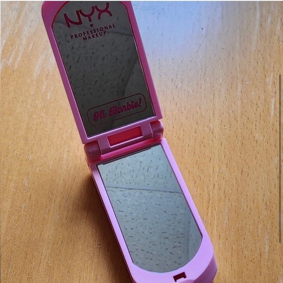 NYX Barbie Double Mirror flip phone NIB - Picture 3 of 4